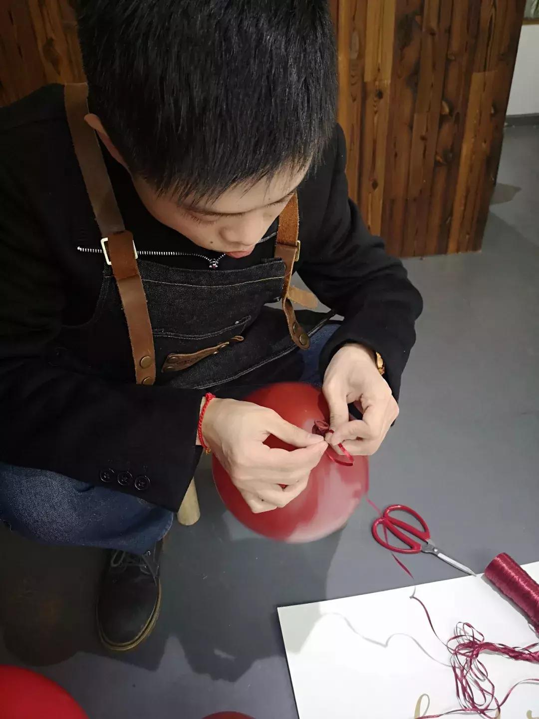 撒花小哥哥视频,撒花小哥哥