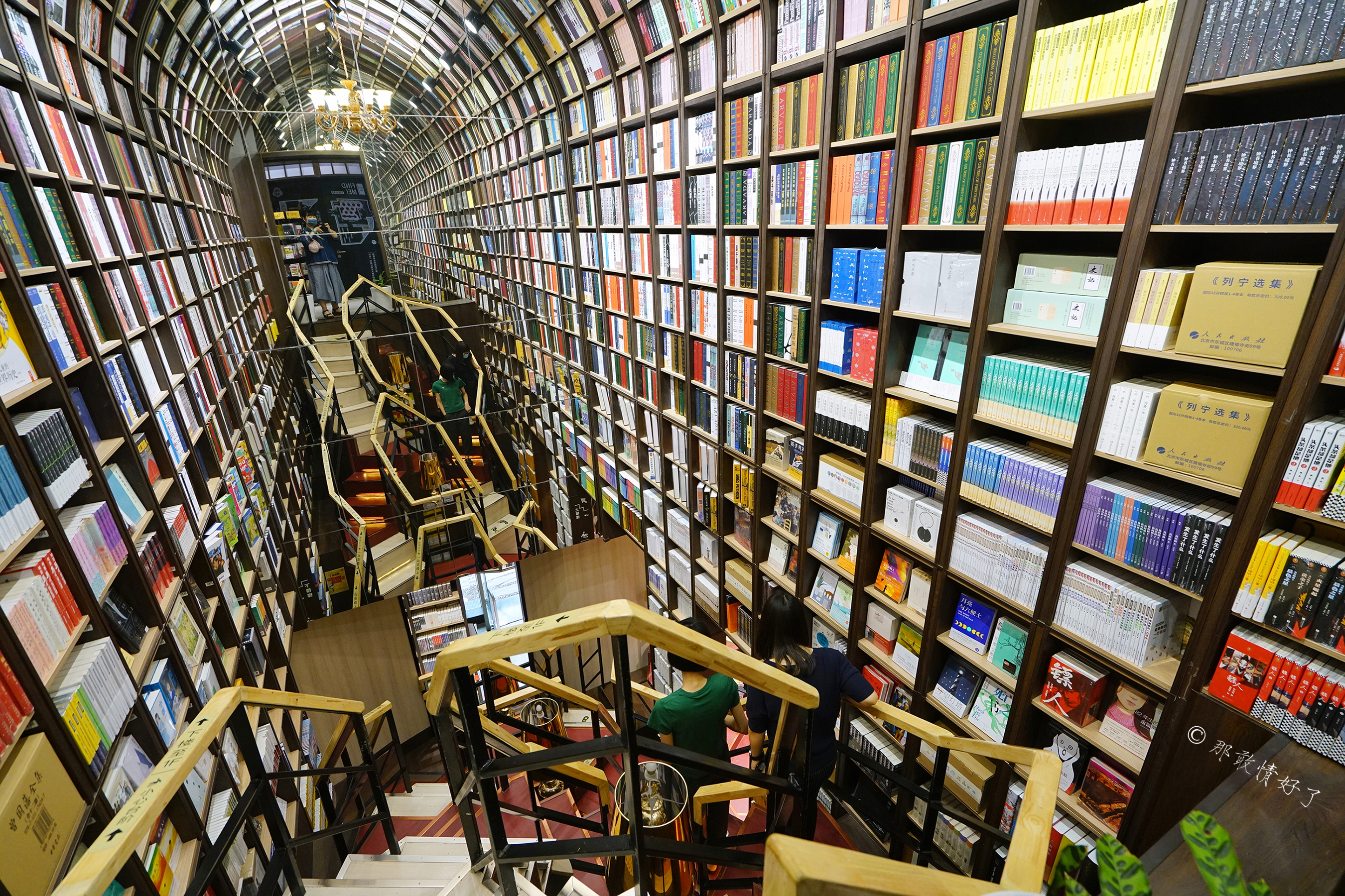 爆火北京的虫洞书店，一座可以攀爬的镜子迷宫，到底值不值得去