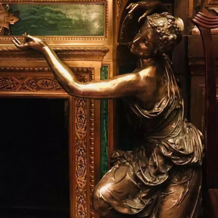 17岁抛夫弃子,一个用身体换金钱的*女妓**,凭什么有名有利?