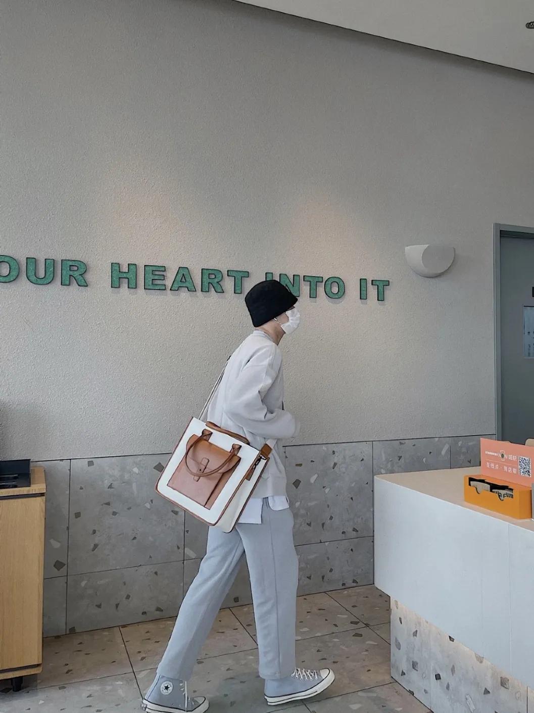 买了一大堆便宜包包,买了一个包回来发现包里有钱