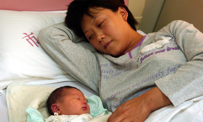 24岁宝妈带着两个孩子,25岁宝妈独自带两个宝宝