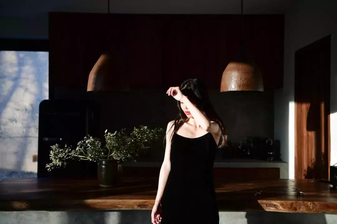 把泳池搬进沙漠，圈黄河做庭院，一个男人的西部世界，可以有多野