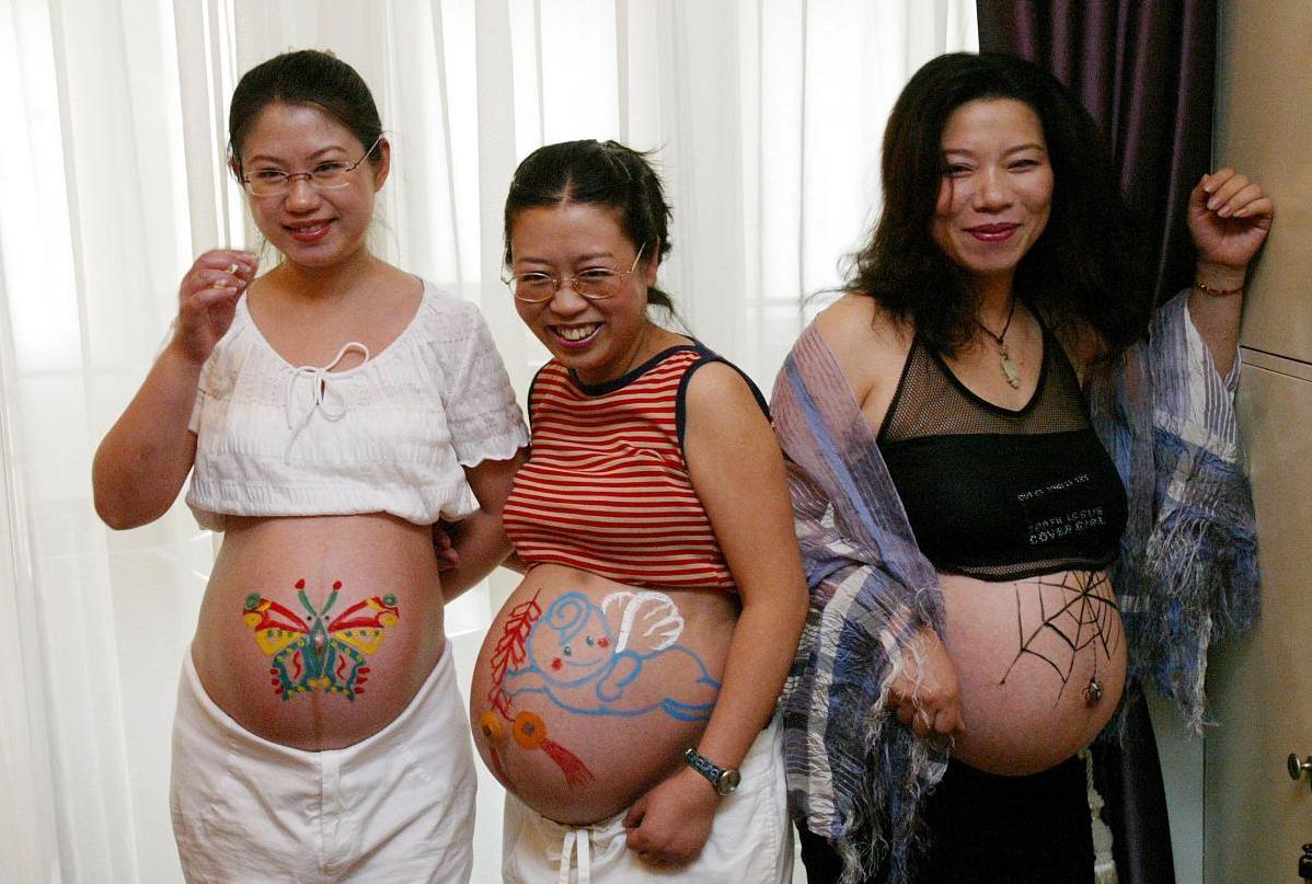 胡杏儿挺3胎孕肚走机场,胡杏儿为捞金挺7月孕肚走机场