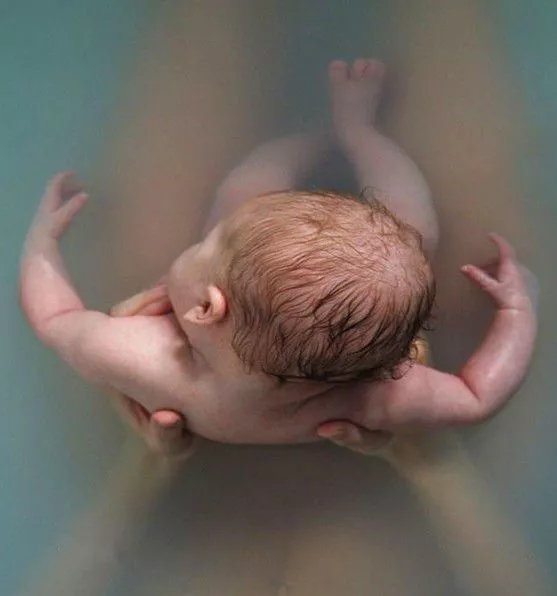 女星谢依霖水中分娩产女，无意中晒出一缸血水……