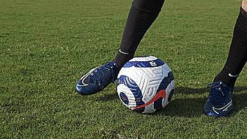 十个足球比赛常用过人教学,球场上的经典技巧大家都学一学吧