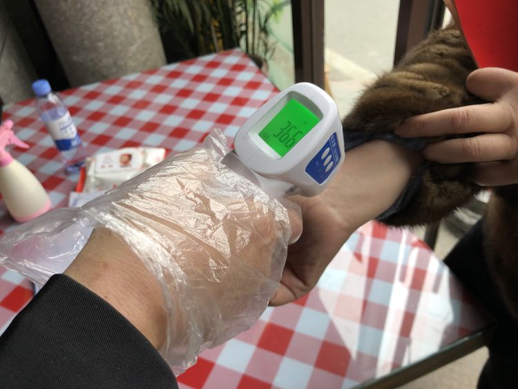 进店吃饭要亮结婚证、户口本！青岛这家饭店防疫操作真硬核