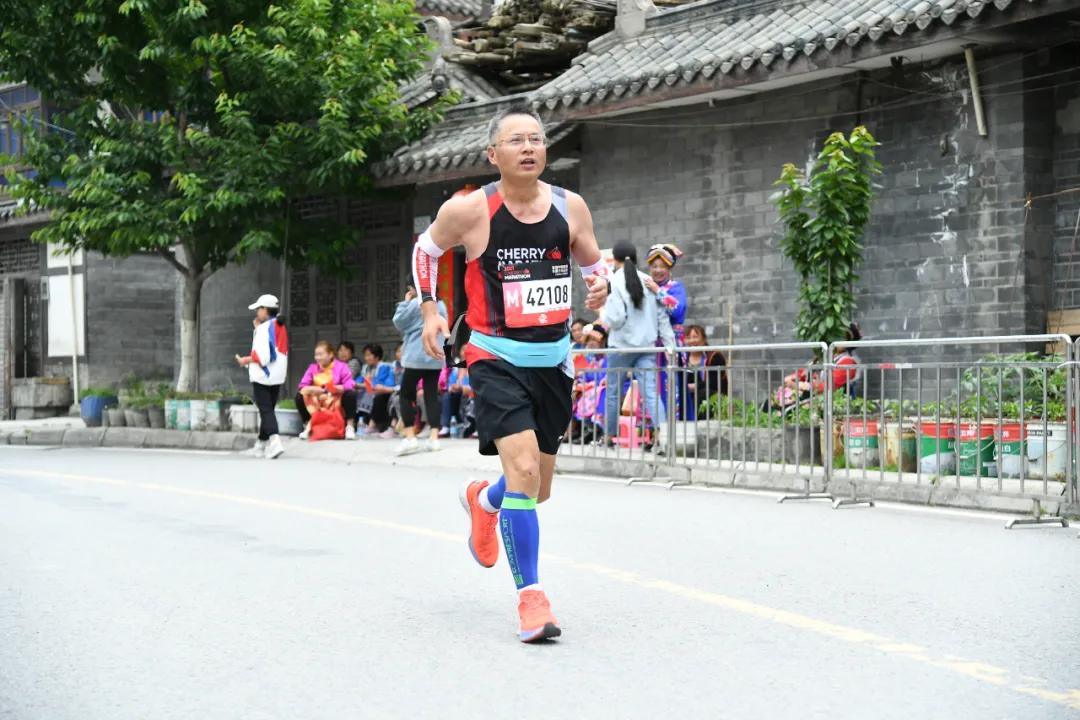 56岁老人跑步10年战胜癌症,他靠跑步走出人生低谷