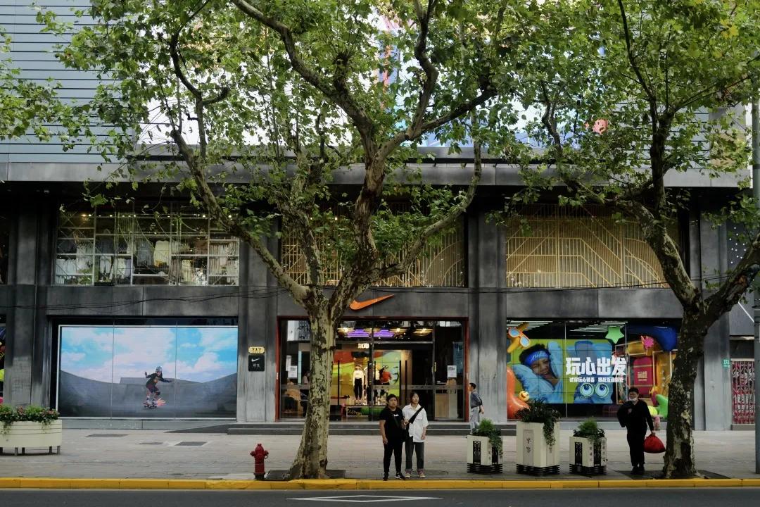 别争了,这条马路才是魔都内卷之王