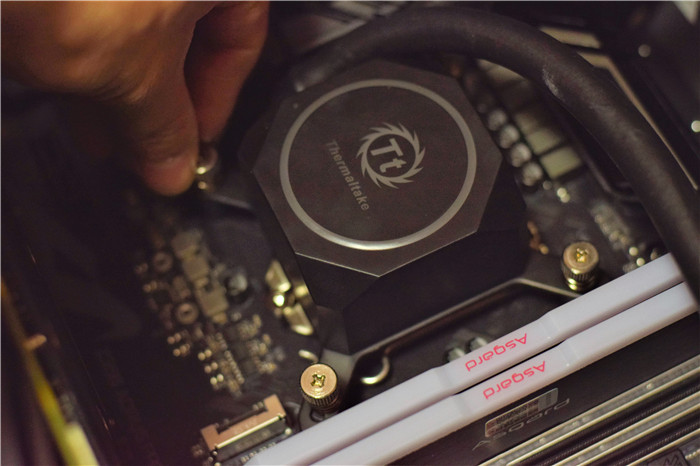 tt冰龙240水冷是12v的还是5v的,一体水冷怎么选择