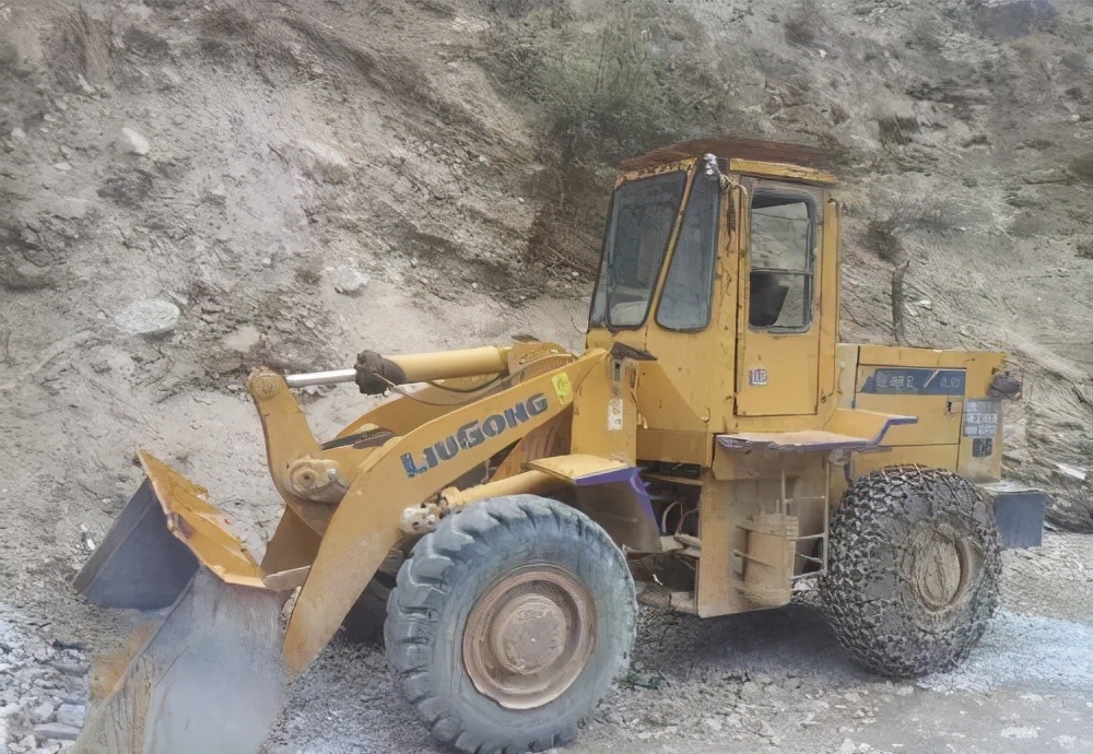 谁认识这个*子骗**铲车司机?太可恨了