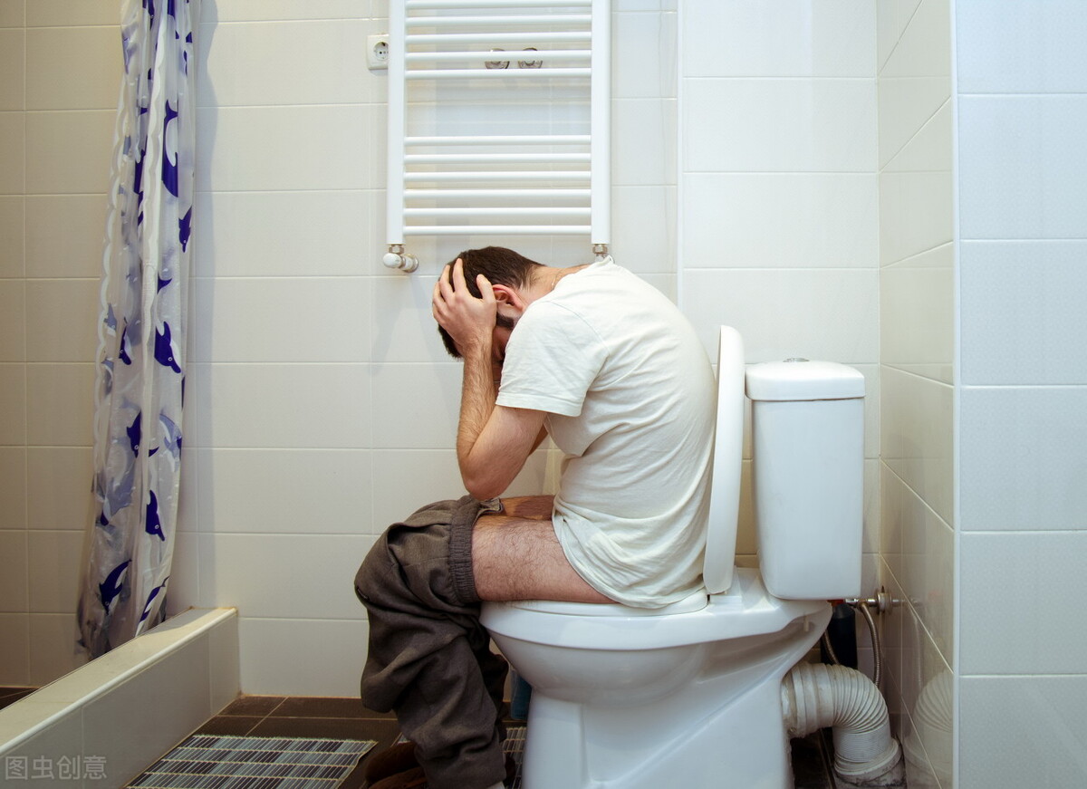 答患者问：咽喉有痰咳不出？口苦口干还失眠？手脚心热易出汗？