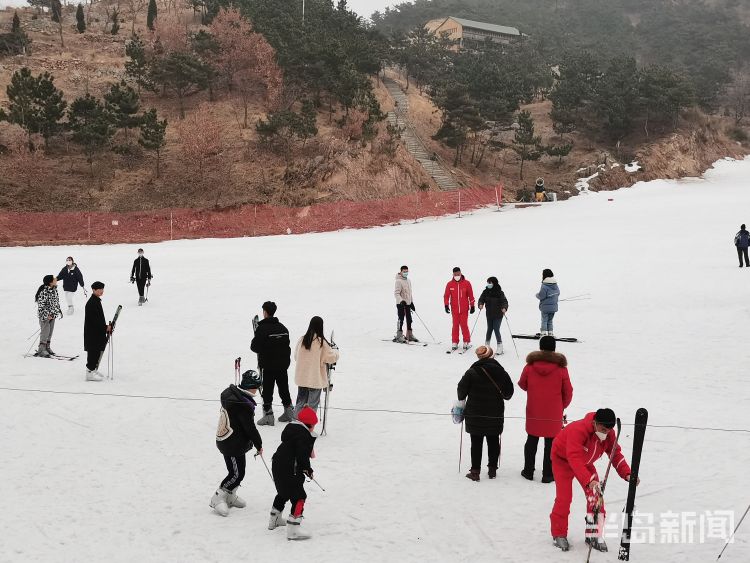 冬季青岛滑雪场,在青岛滑雪场真实视频