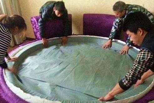 情侣酒店的床为什么有窗纱,情侣酒店的床为什么是圆的呢