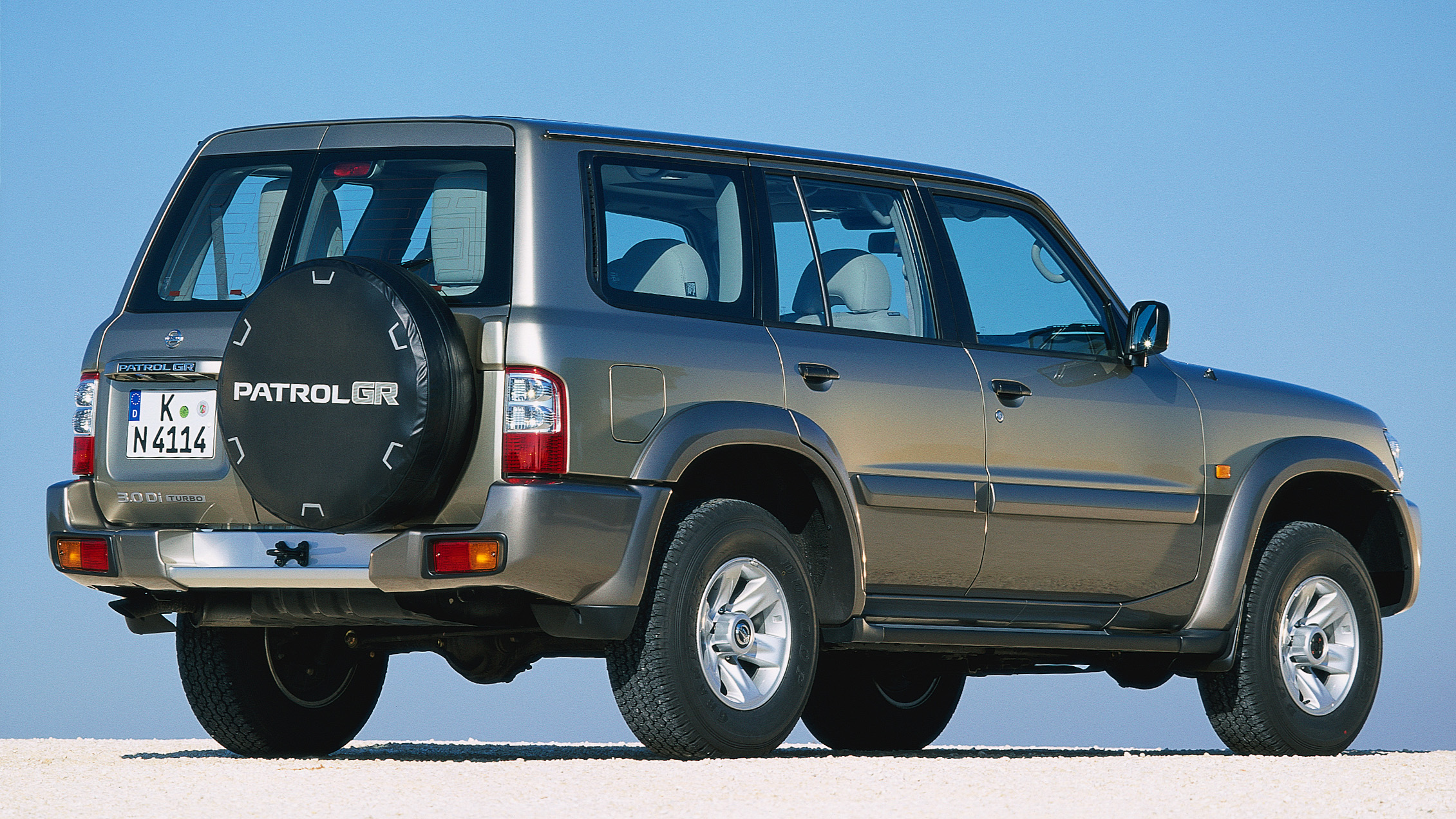 日产途乐vs丰田陆巡越野视频,日产途乐和丰田陆巡哪一款车更大