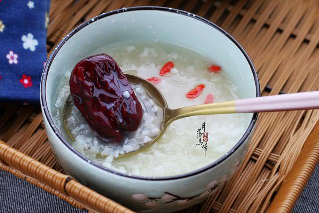 煮银耳的时候怎么能让银耳快出胶,冬季可以怎样吃银耳