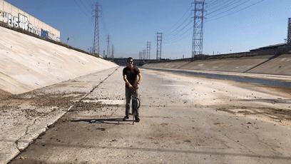 遭遇百般霸凌后，机器人竟将枪口对准人类