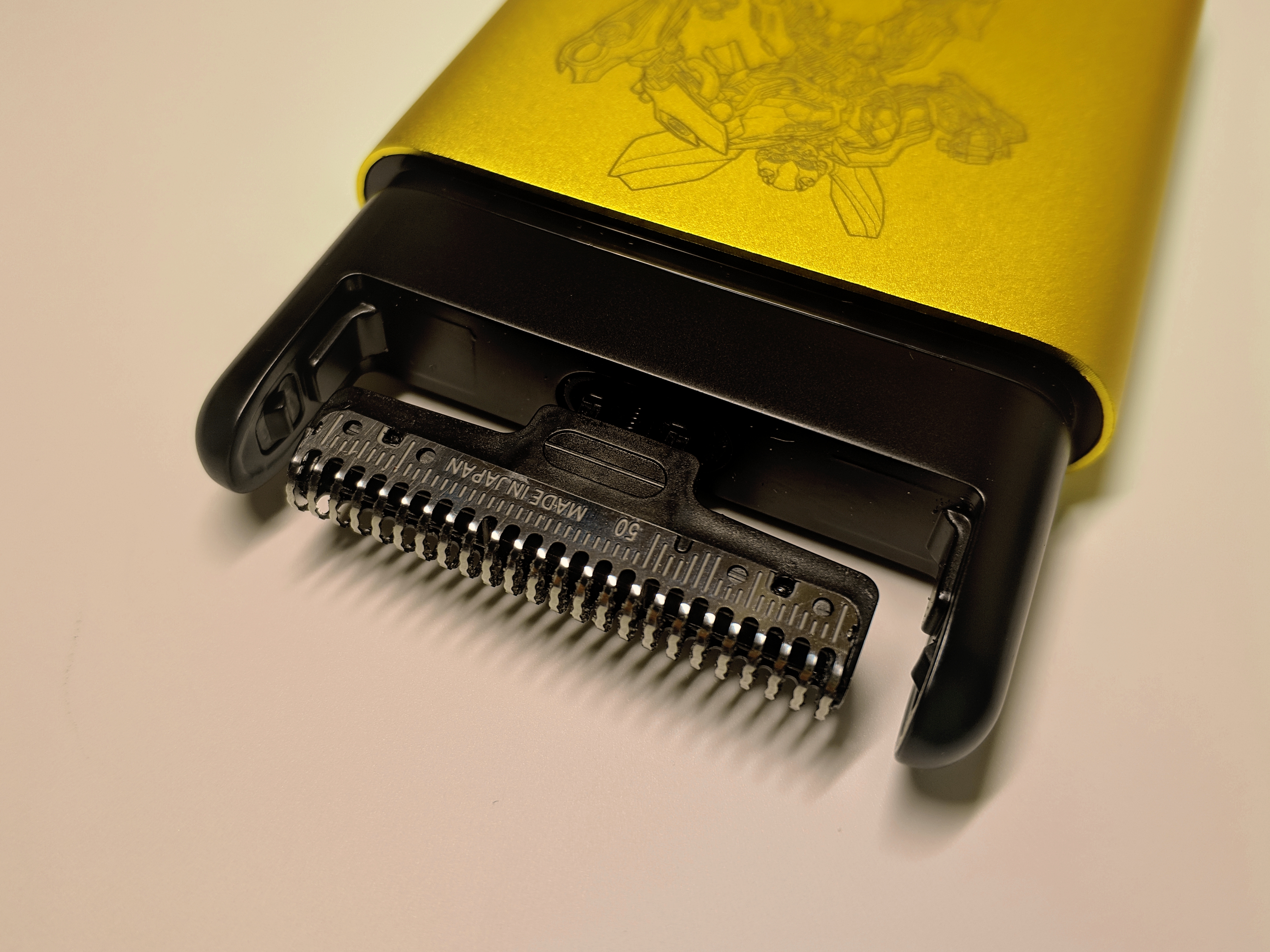 【小巧便携—须眉剃须刀变形金刚定制款开箱】