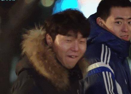 迪丽热巴直播遭男粉骚扰,迪丽热巴遭男子骚扰