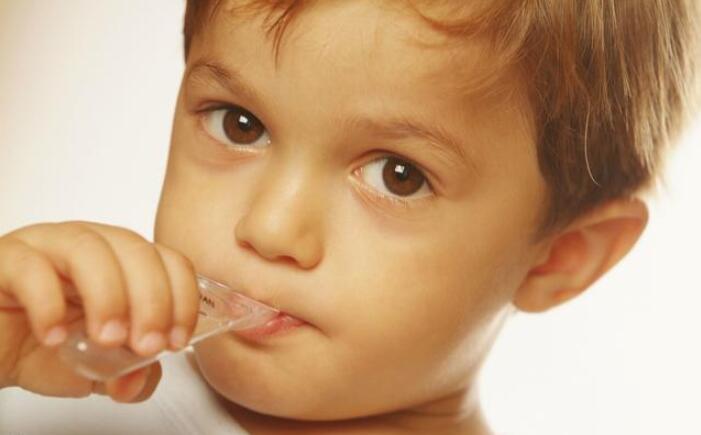 女童误服半罐降压药,小女孩误服奶奶的降压片