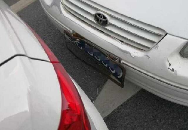 丰田卡罗拉被追尾现场的图片,卡罗拉和朗逸的碰撞视频