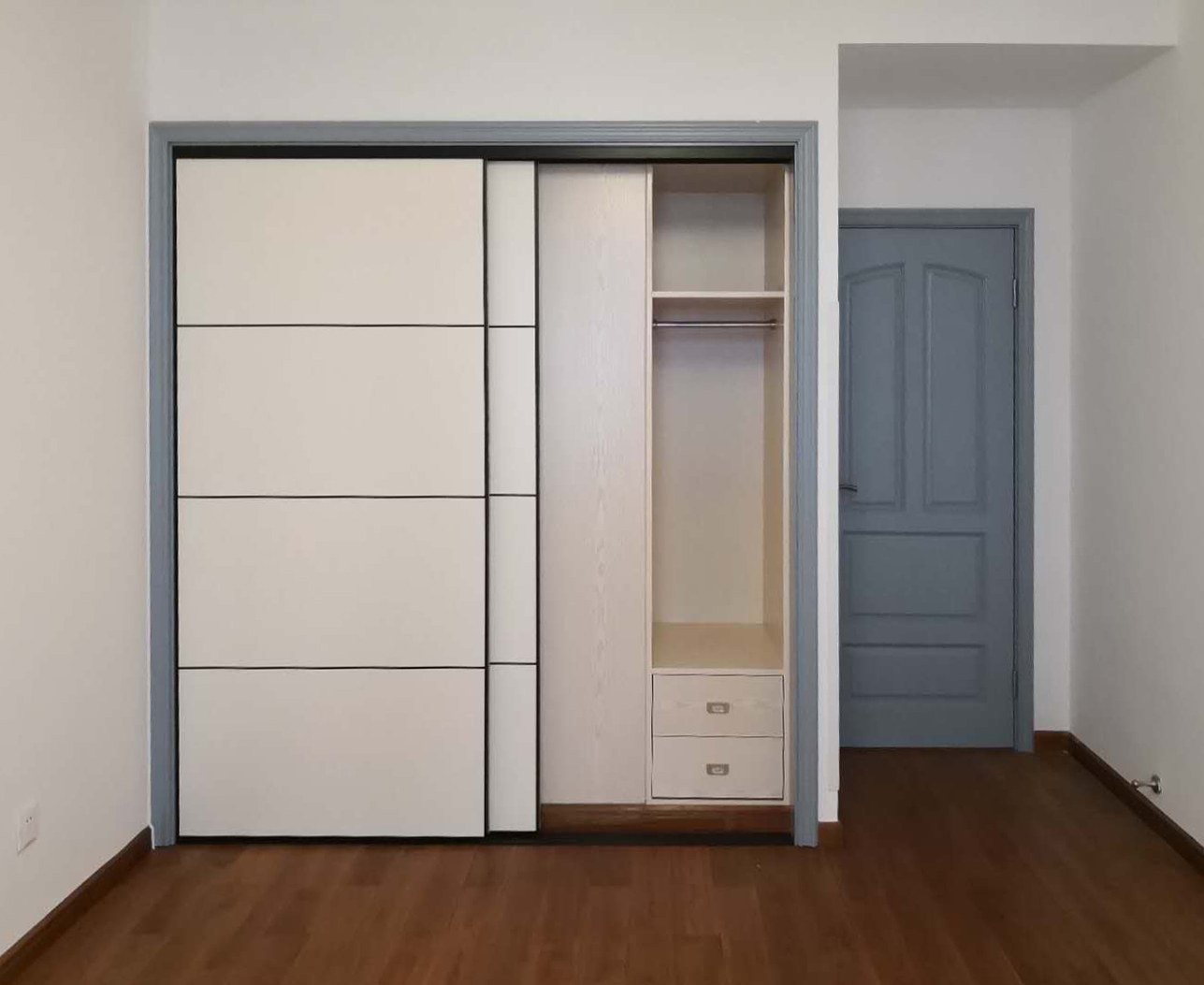 省钱又实用简易衣柜,铝框架衣柜柜门省钱