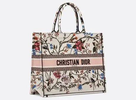 给迪奥一个机会，它就能带你邂逅浪漫秘境