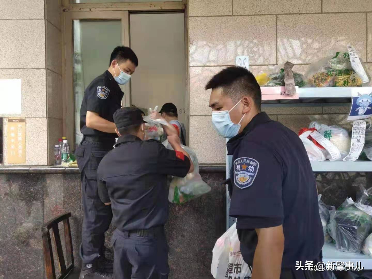 “代购员”“转运工”“直通车”！湖北武汉一线民警服务居民挑起多重角色