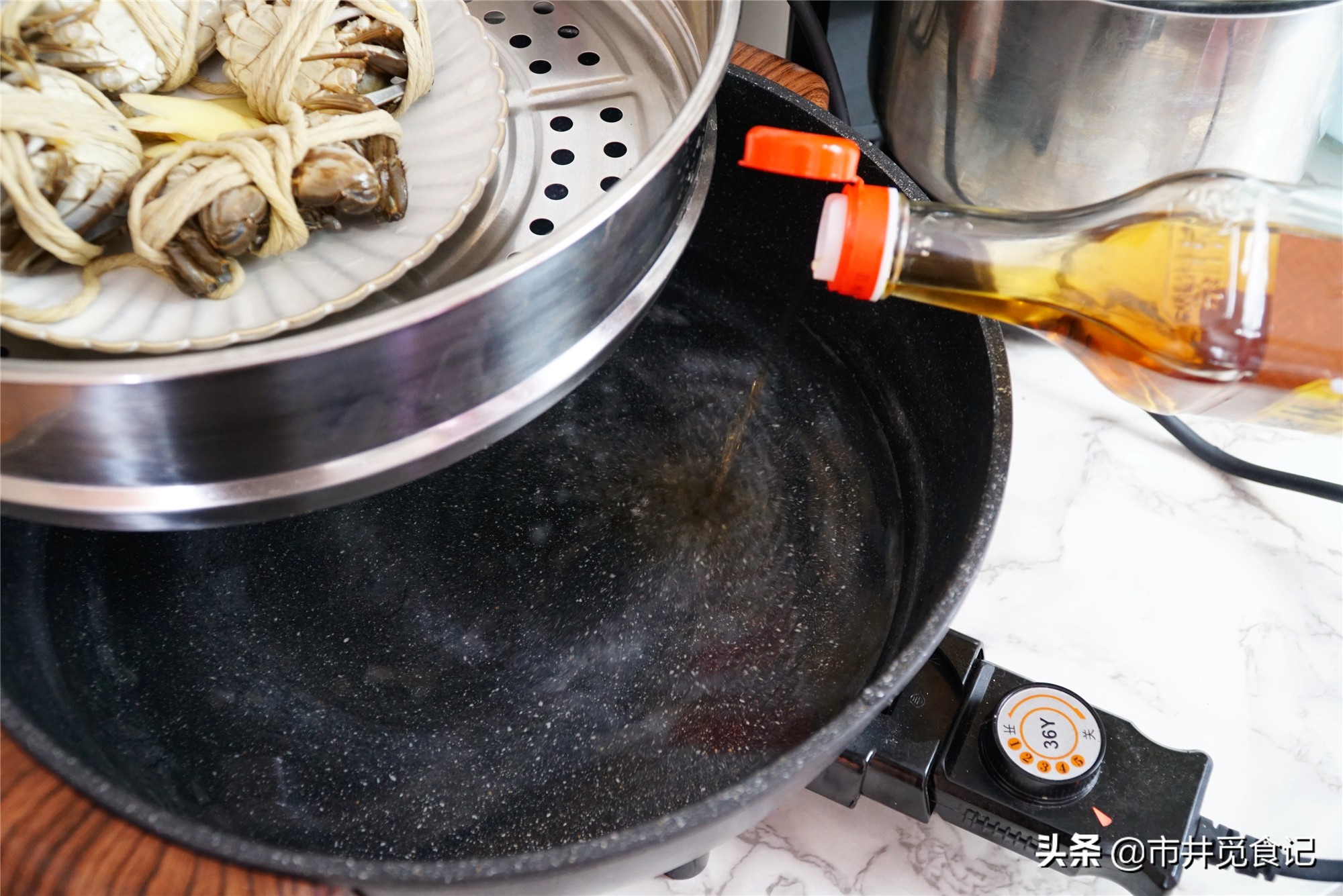 大闸蟹，上锅直接就蒸就错了，掌握3个诀窍，肉细腻，不流蟹黄