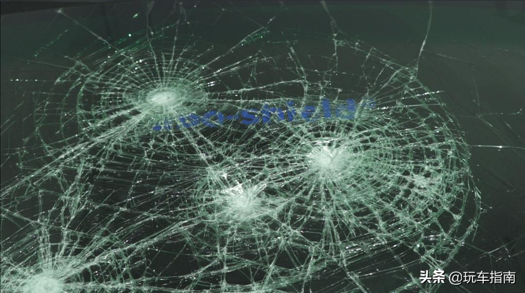 风挡玻璃又破裂？实测日本玻璃盾，石子80km/h撞击都没事？