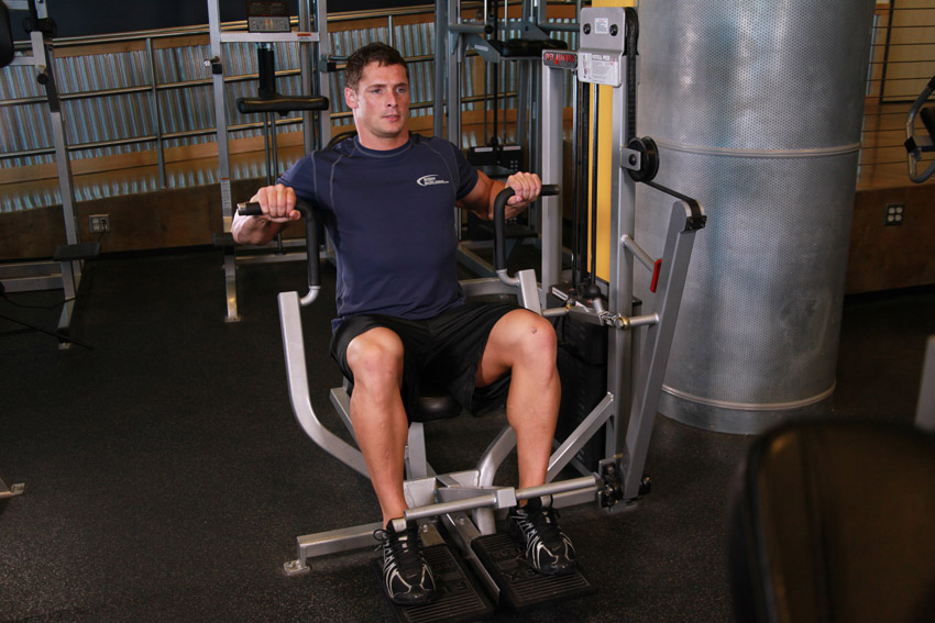 健身房器械推胸机,固定器械推胸能练下胸肌吗