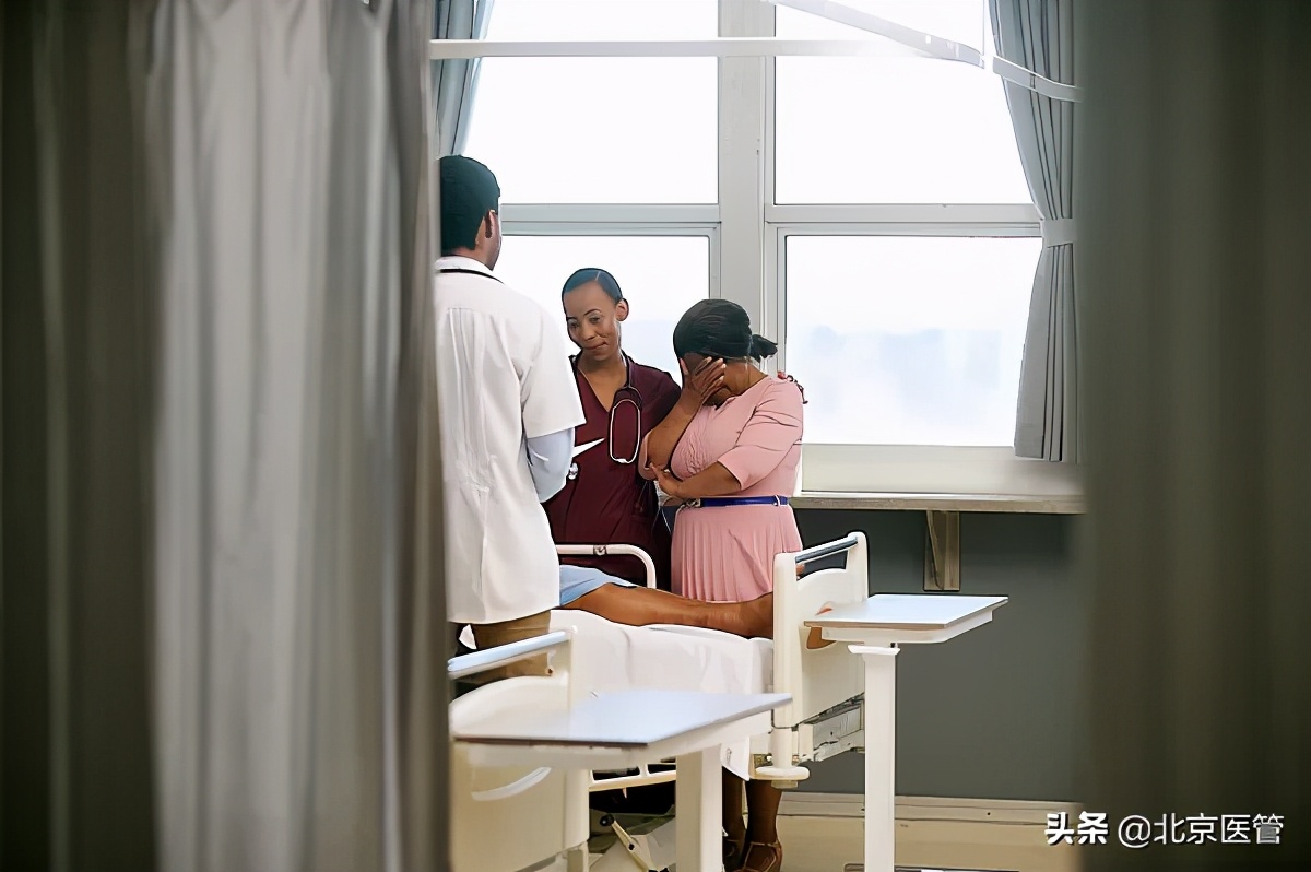 “再给他放放腹水,这样穿上衣服的时候腹部不会太膨隆。”