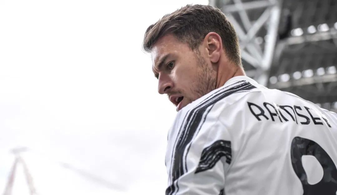 皮尔洛回应c罗批评,尤文教练皮尔洛讨论c罗