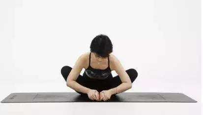 一个动作瘦假胯宽最快方法,一个动作怎样提臀消除假胯宽