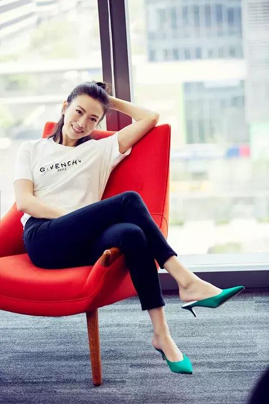 夏天一定要穿白色衣服,夏天穿白色才是最醒目的