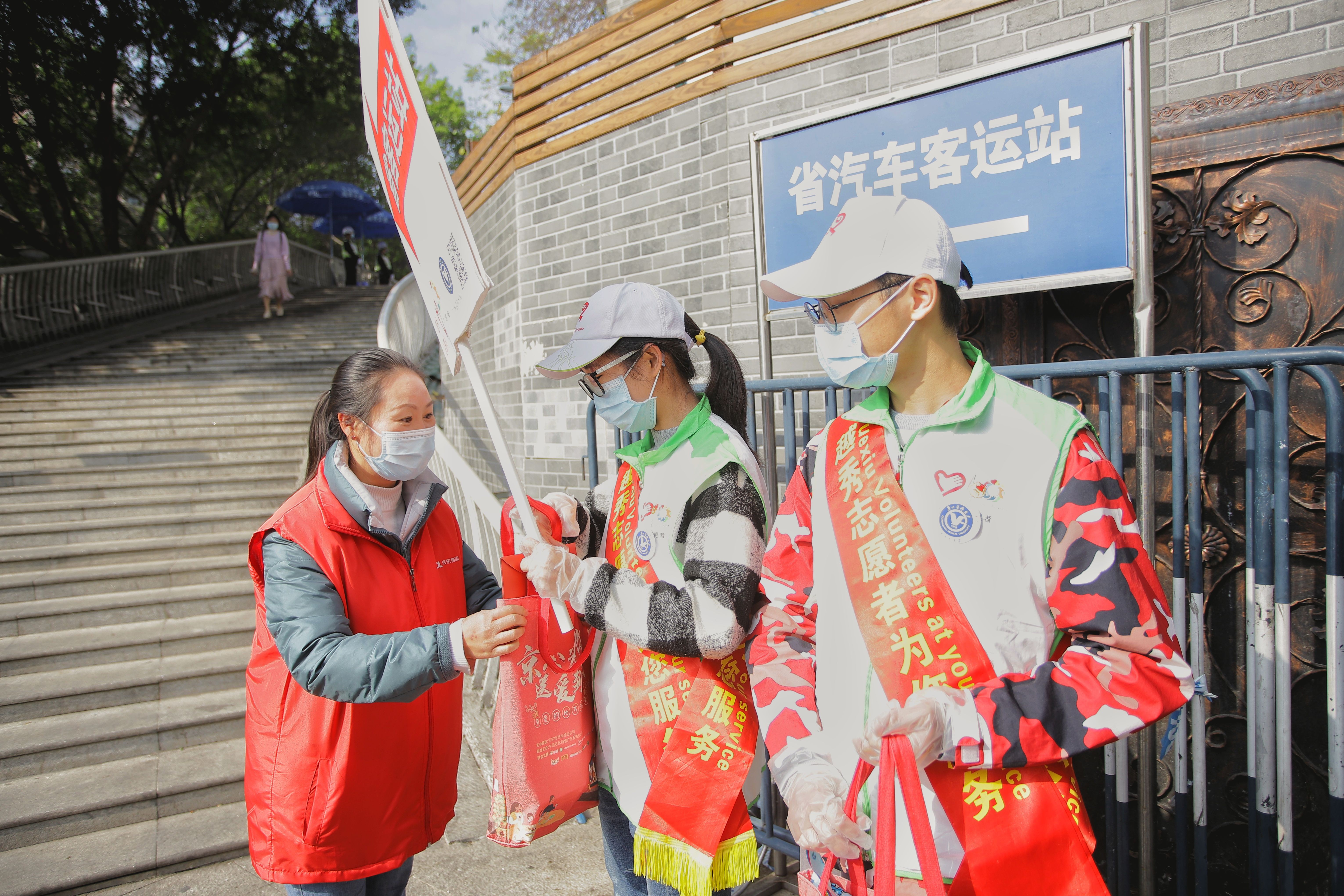 有爱的地方就是家京东物流“京心为你送爱到家”公益行动收官