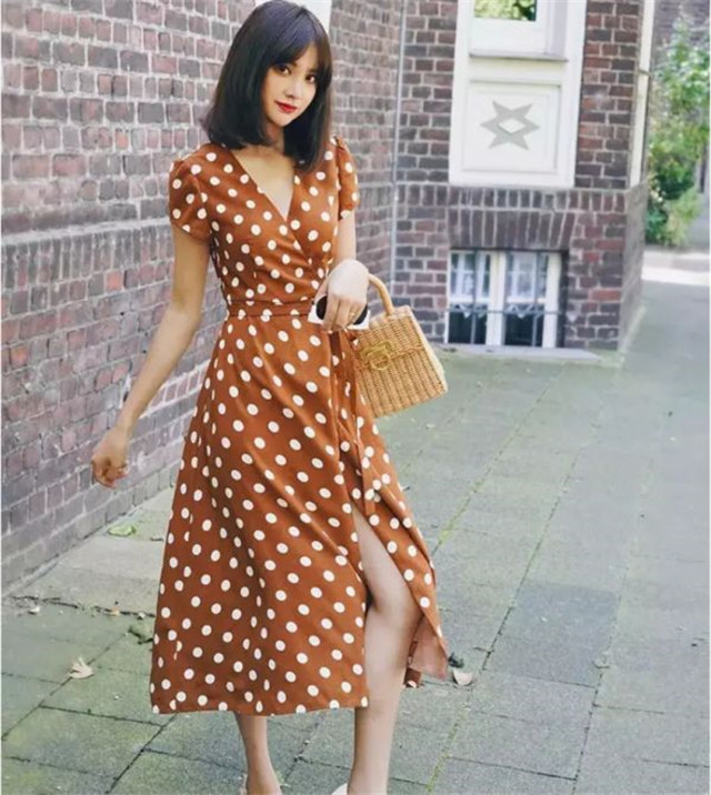 40岁女冬天穿什么颜色显年轻,四十岁穿什么颜色好看显年轻显白