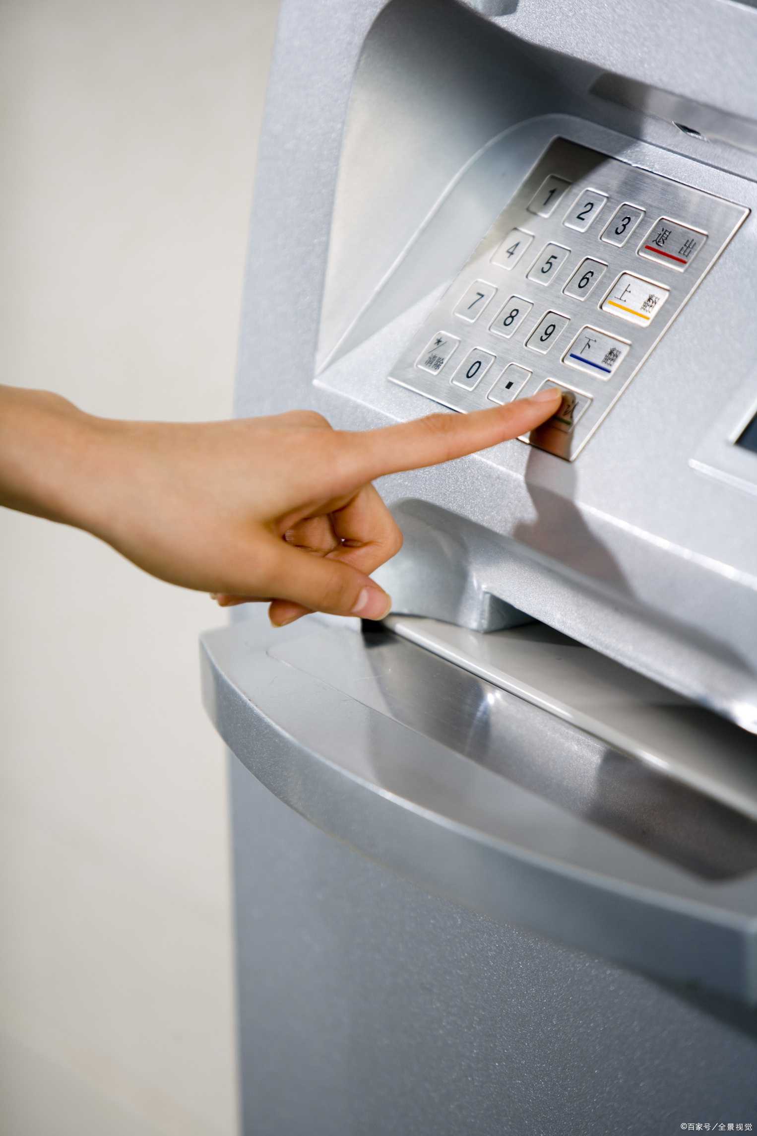 大学四年被当提款机，毕业后男神主动追我，背地里却说我恶心