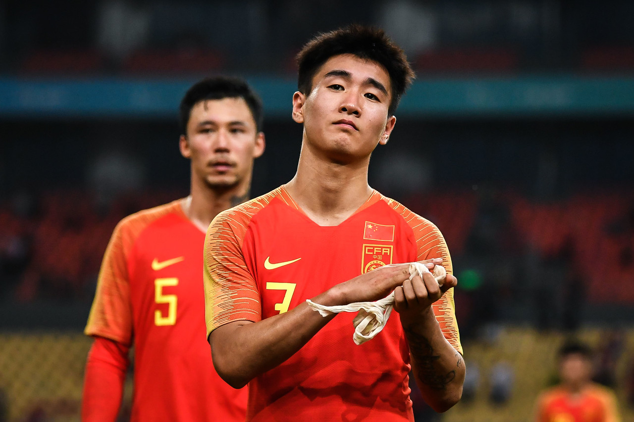 韦世豪抱摔队友,韦世豪鲁能反戈视频