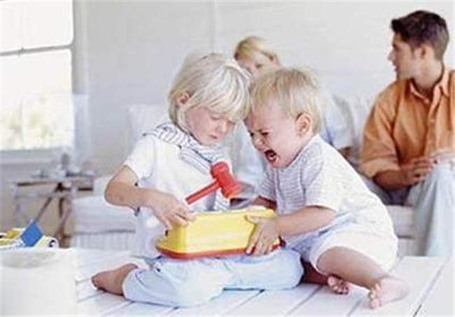 你的孩子在学校受了欺负怎么办,孩子在幼儿园受欺负了该怎么处理