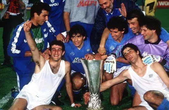 那不勒斯球迷马拉多纳,球王马拉多纳带领那不勒斯夺冠