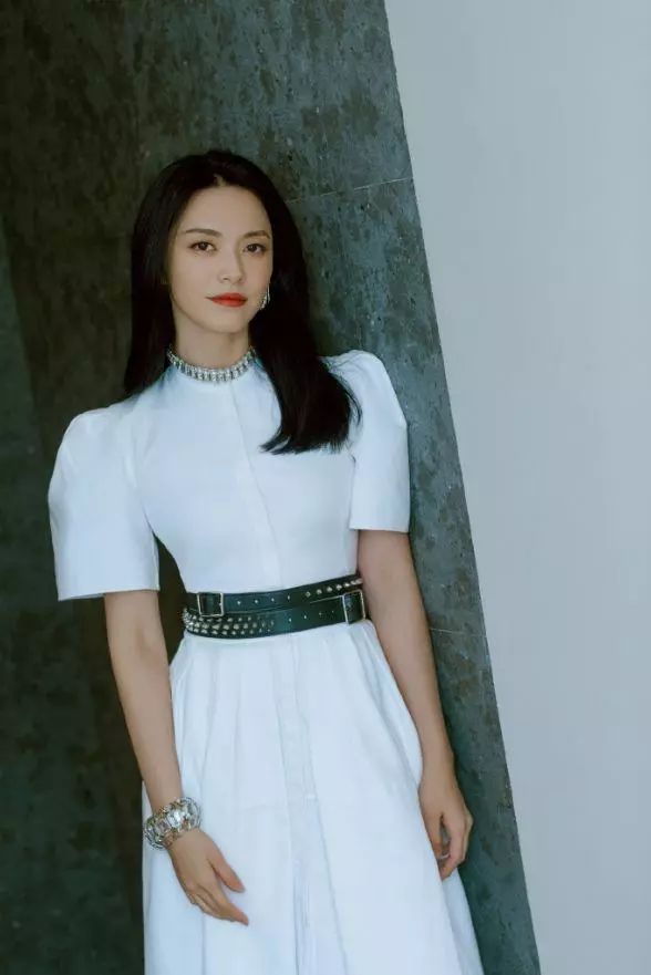 “姚大嘴”白色长裙显曼妙身姿,清新可人仙气飘飘