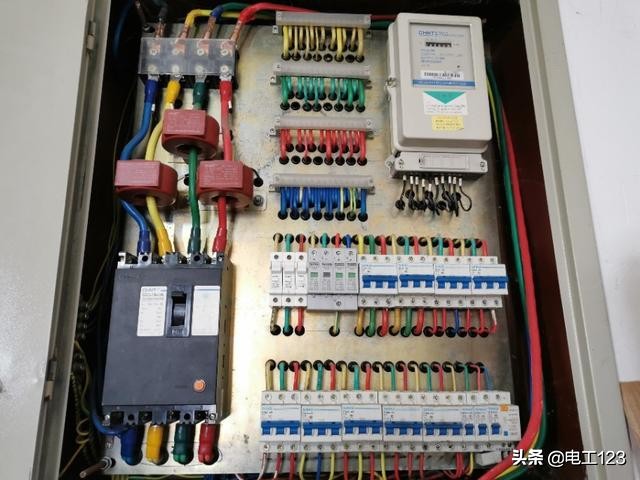 家里的闸一关楼梯道的电闸就跳闸,家里总闸漏电保护器总跳