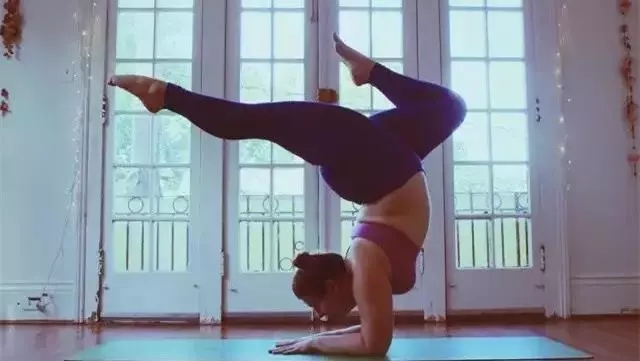 瑜伽教练瘦身动作,ins网红瑜伽训练方法