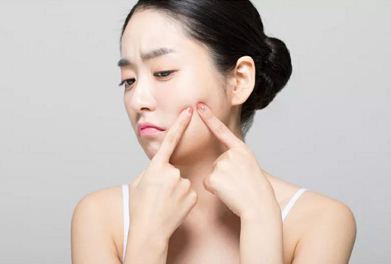 天一热脸上就长痘是怎么回事,天一热脸上就长粉刺