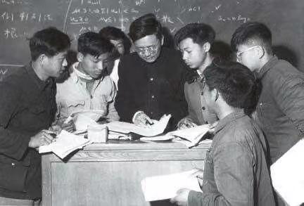 华罗庚读完《七律和郭沫若同志》，给毛主席写信：勤学毛著脱旧胎