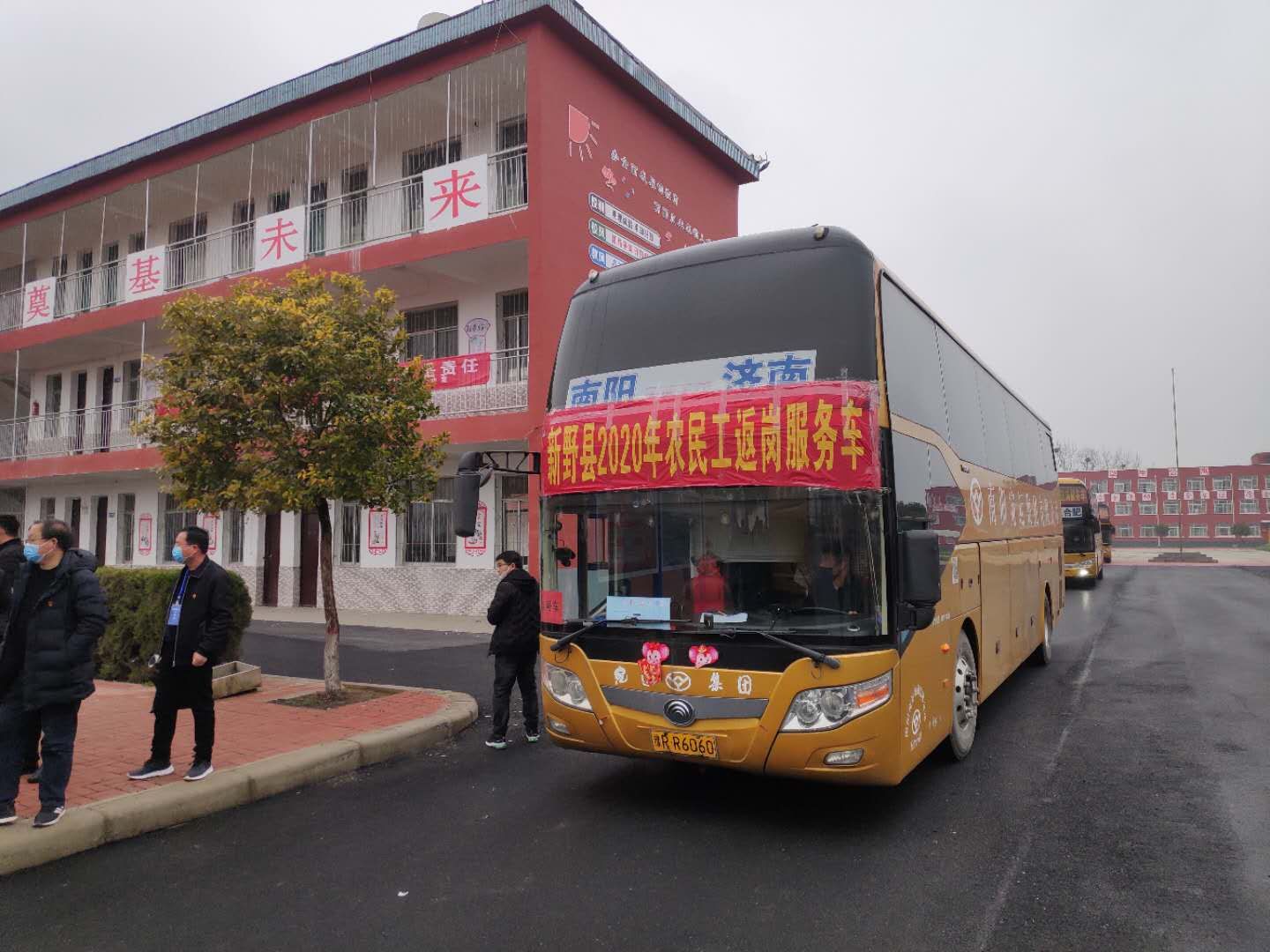 劳动者被隔离怎么算工资,被隔离期间单位扣工资怎么办