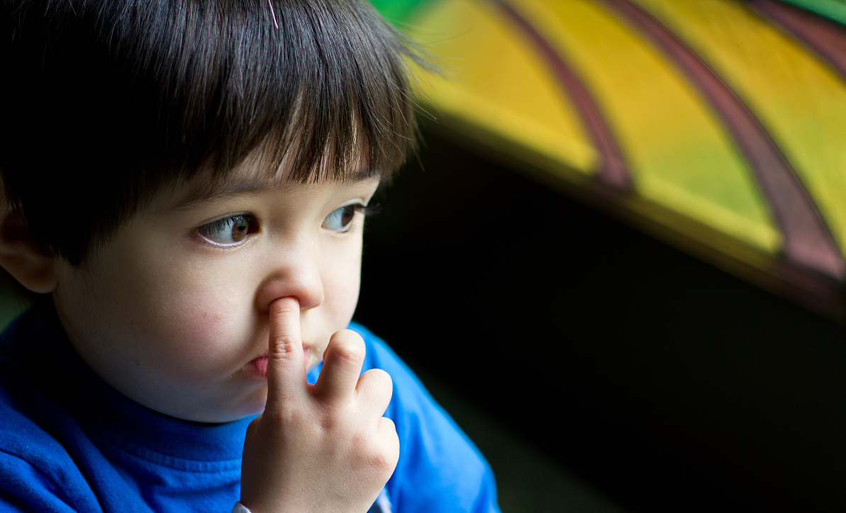 小孩吃鼻屎要用什么方法教育,小孩吃鼻屎会细菌感染吗