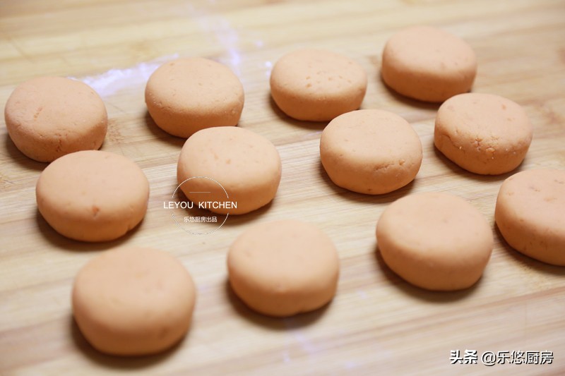 红薯饼怎样做才酥脆好吃,做红薯饼需要加什么配料