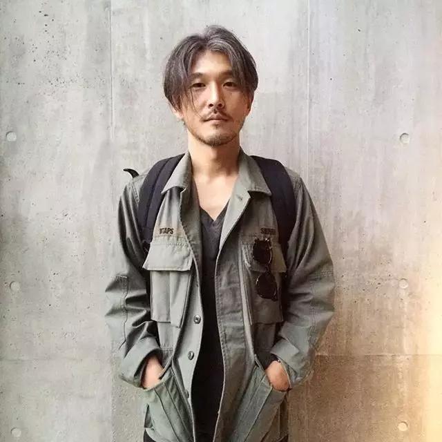 今天余文乐老师要为你们上一堂军装搭配课,答应我要好好学习哟!