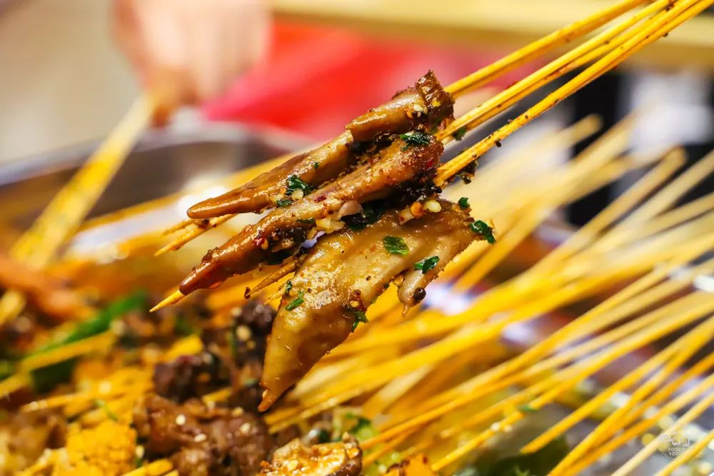 这家国潮网红串串落地襄阳啦,你只管拿串不用涮可以直接开吃